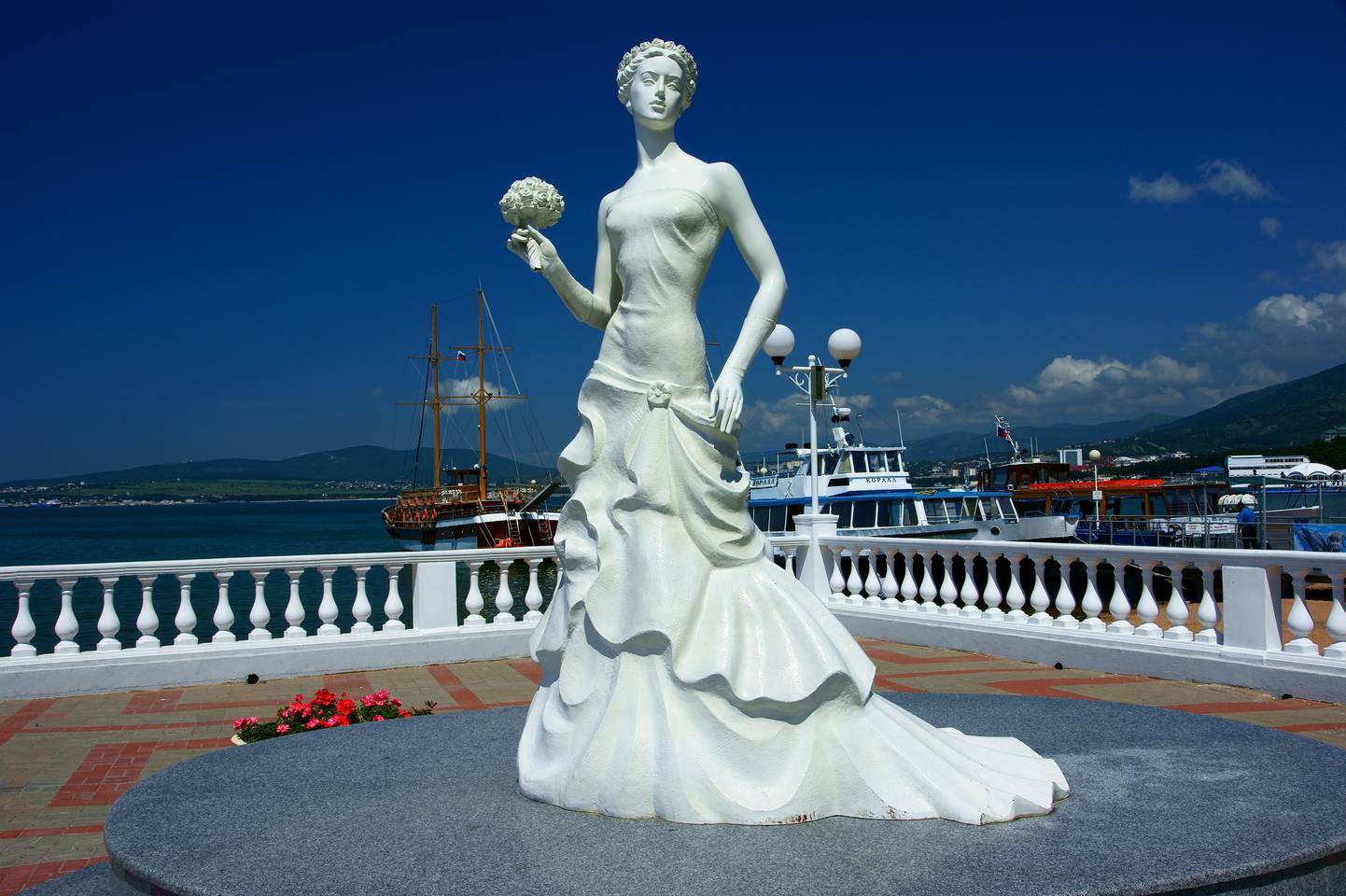 Остановиться геленджике. Скульптура белая невеста в Геленджике. Памятник невесте в Геленджике.